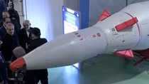 Iran ra mắt mẫu tên lửa đạn đạo hiện đại nhất với tầm bắn 1.700 km