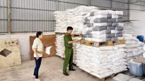 Tạm giữ hàng chục tấn hóa chất, mỹ phẩm không rõ nguồn gốc