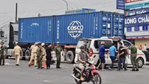 Tạt ngang trước xe đầu kéo, nữ công nhân tử vong, chồng bị thương