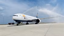 Đón chuyến bay đầu tiên đưa hơn 530 du khách từ Ba Lan "xông đất" Khánh Hòa
