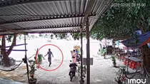 Gã thanh niên lạ mặt ập vào quán cơm hành hung người rửa chén đến ngất xỉu