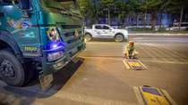 CSGT Hà Nội xử lý Howo quá tải, che dán biển số