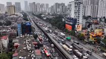 Đường phố Hà Nội ngày cuối năm đông nghịt người và xe