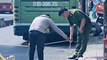 Người phụ nữ bán vé số khiếm thị gặp nạn khi vừa rời khỏi xe buýt