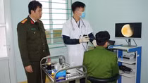 Những chiến sĩ Công an mang hai màu áo