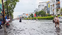 Nhiều tuyến đường nội ô Cần Thơ lại ngập sâu sau cơn mưa
