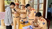Quảng Bình: Thí sinh tự tin đo nồng độ cồn trước khi thi sát hạch