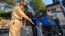 Cục CSGT triển khai quân phối hợp CSGT Hà Nội xử lý tài xế che biển số, dùng điện thoại