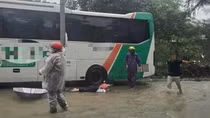 Hà Nội: 6 người bị điện giật do rò rỉ điện từ cột chiếu sáng trên đường Tú Mỡ