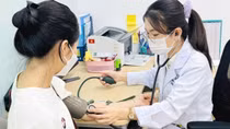 Bác sĩ tiêm chủng Long Châu kịp thời cứu sống người dân bị đột quỵ