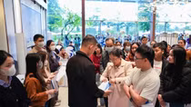 Hàng trăm người dân bốc thăm để mua nhà ở xã hội