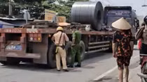 Cô gái trẻ rơi vào bánh xe đầu kéo, tử vong trên đường