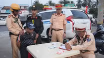Cảnh sát giao thông bắt quả tang đối tượng tàng trữ ma túy