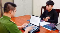 Đeo khẩu trang, cầm dao nhọn vào cửa hàng cướp máy tính