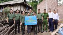 Công đoàn CAND trao kinh phí xóa nhà tạm cho người dân tỉnh Tuyên Quang