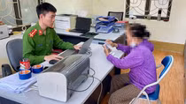Nghe đọc lệnh khởi tố qua mạng ép chuyển 200 triệu, bà cụ lên phường báo Công an