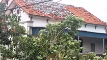 Lốc xoáy quét qua Hải Phòng, nhiều nhà dân bị thiệt hại