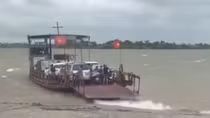 Chủ phà bị phạt 20,5 triệu vì chở khách qua sông khi sóng to, gió lớn