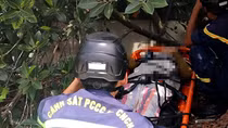 Giải cứu người phụ nữ có biểu hiện tâm thần đứng trên nóc nhà