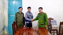 Công an xã hỗ trợ hai nhân viên tìm lại số tiền hàng của công ty bị rơi