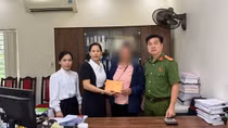 Người phụ nữ U50 suýt sập bẫy "phi công" đang bị tạm giữ ở sân bay