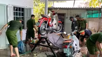 Cảnh sát Cơ động Lâm Đồng sát cánh giúp dân vùng lũ lụt