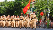 Đi giữa vòng tay nhân dân