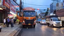 Tạm giữ hình sự tài xế dừng xe rút tiền gây tai nạn chết người