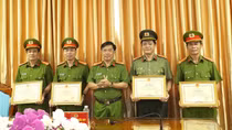Khen thưởng tập thể, cá nhân có thành tích xuất sắc trong đấu tranh tội phạm ma túy