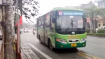 Va chạm nhẹ rồi xông lên tung chưởng với tài xế xe buýt