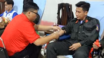 Chiến sĩ Cảnh sát cơ động và sinh viên hưởng ứng Ngày Chủ nhật Đỏ