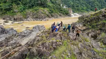 Ra mỏm đá giữa sông câu cá, nam thanh niên bị nước cuốn trôi