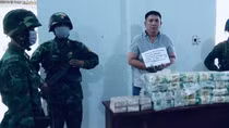 Ngụy trang 26kg ma túy tổng hợp, 10 bánh heroin dưới dạng gói trà