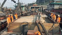 Cảnh sát vây bắt 3 tàu cát tặc trên sông Hồng