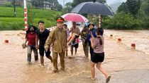 Công an xã vượt lũ hỗ trợ sản phụ chuyển dạ tới bệnh viện