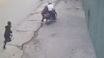 Tạm giữ kẻ dùng dao truy sát "tình địch" giữa phố về hành vi giết người