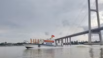 Tổng kiểm soát phương tiện có gắn thiết bị bơm, hút và vận chuyển cát, sỏi trên sông