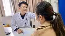 Cảnh báo tổn thương não, nhiễm khuẩn huyết do tự nặn mụn trứng cá