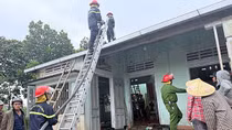 Công an xã cùng người dân phá cửa dập lửa trong ngôi nhà vắng người