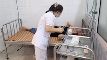 Sở Y tế TP Huế vào cuộc kiểm tra khi nhiều công nhân nhập viện cấp cứu sau bữa ăn