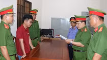 Bắt tạm giam 2 cha con lừa đảo chiếm đoạt 10 tỷ đồng