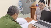 Triệu tập tài xế ô tô đánh tới tấp nam thanh niên ngay trước nhà