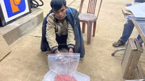 Thanh niên đi xe máy qua cây xăng rồi bất ngờ ném “bọc lạ” xuống gầm xe tải