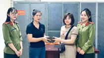 Tự nhiên nhận gần nửa tỷ đồng, người phụ nữ trình báo Công an tìm người chuyển nhầm