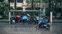 Mưa khắp cả nước, Hà Nội có nắng nhẹ trời mát