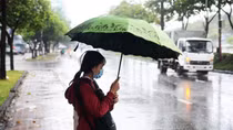 Hà Nội nhiệt độ giảm nhẹ, lác đác mưa; Nam Bộ nắng nóng kéo dài