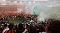 CĐV Bayer Leverkusen "mở tiệc" ăn mừng chức vô địch lịch sử