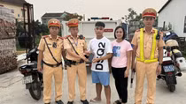 Đại uý CSGT "có duyên" tìm điện thoại thất lạc cho người dân