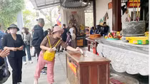 Công đức, giải hạn: Thu bộn tiền (Bài 1)