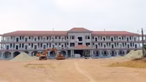 Trường cũ sắp sập, trường mới xây... “rùa bò”
